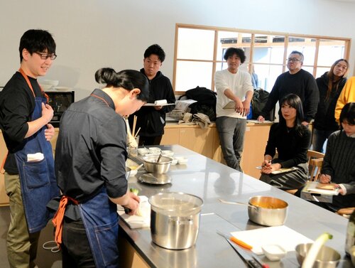 料理のコクやうまみの出し方などアイデアを解説する田中さん（左）