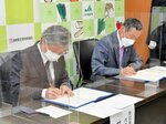 中山間地域の買い物手段確保などに向けた協定に署名する井上理事長（左）と栗原組合長＝１４日、鳥取市末広温泉町のＪＡ会館