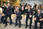 　２０２５年の万博開催が決まり喜ぶ松井一郎大阪府知事（右から２人目）、吉村洋文大阪市長（中央奥）ら＝２０１８年１１月、パリ。肩書きはいずれも当時