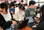 グループで調べ物をする児童ら。教室内には１人で学習する児童の姿もある＝１２日、米子市博労町４丁目の啓成小