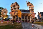米子がいな祭の前夜祭で万灯を披露する参加者たち＝１６日夜、米子市公会堂
