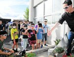 ソーラークッカー（手前）の役割を学ぶ子どもら