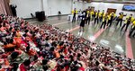 一線を退くひな人形に感謝のダンスを披露する関係者＝５日、日野町根雨の町山村開発センター