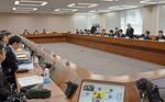 　総務省で開かれた、岩手県大船渡市での山林火災を受けた有識者検討会の初会合＝１１日午前