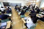 　全国学力・学習状況調査でオンライン方式での理科のテストに臨む生徒＝４月、東京都内の中学校