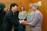 　岡山県の伊原木隆太知事（左）と握手するエウゲニヤ・バビーさん＝２０日、県庁
