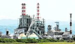 エタノールと糖液を製造する試験的な設備を導入する王子製紙米子工場＝１２日、鳥取県米子市皆生２丁目から撮影