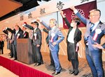党再生などを誓いガンバローコールする県選出国会議員ら＝１０日、倉吉市山根の倉吉シティホテル