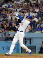 　レンジャーズ戦の６回、１６号２ランを放つドジャース・大谷＝ロサンゼルス（共同）