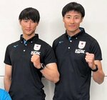 ローイングのパリ五輪アジア・オセアニア予選から帰国し、ポーズをとる男子軽量級ダブルスカルの古田直輝（左）＝２２日、成田空港