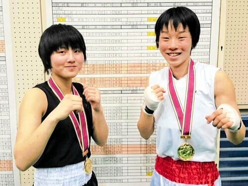 中学校時代、共に全国大会で優勝した入江さん（右）と木下鈴花さん＝２０１６年３月、福島県会津若松市