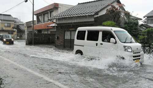 冠水した米子市上後藤の市道（午前11時35分撮影）