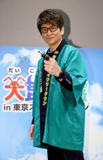 　自身が飼育するカブトムシを手にする哀川翔＝１２日、東京都墨田区
