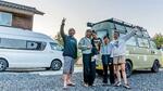 　車中泊施設「田舎バックパッカーハウス」の利用者らと写真に納まる中川生馬さん（左端）＝石川県穴水町