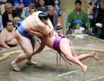 　大の里（左）がはたき込みで尊富士を下す＝両国国技館