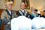 　４月３０日、英北部のエディンバラ大で、アイヌ民族の遺骨を受け取った北海道アイヌ協会の大川勝理事長（左）（共同）