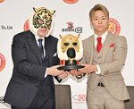 佐山さん（左）からマスクを受け取る武尊選手＝２４日、東京都内（７代目タイガーマスクプロジェクト事務局提供）
