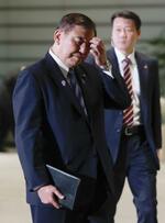　首相官邸での記者団の取材を終えた石破首相＝３月３１日午後