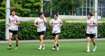 　自主トレーニングでジョギングするサッカー女子日本代表の（左から）熊谷、千葉、長野、植木＝千葉市