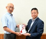 目録を受け取る岡田会長（左）