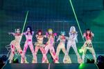 　東京ドームの舞台に立つＸＧの（左から）ＨＡＲＶＥＹ、ＣＨＩＳＡ、ＪＵＲＩＮ、ＣＯＣＯＮＡ、ＨＩＮＡＴＡ、ＭＡＹＡ、ＪＵＲＩＡ