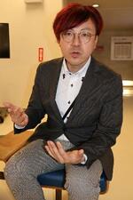 　「知的障害がある人に演技指導できる人材や、必要な配慮をまとめた資料が必要だ」と話す「アヴニール」の田中康路社長＝２月、東京都中野区