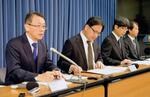　１月に開かれた地震調査委員会終了後に記者会見する平田直委員長（左端）＝東京都千代田区