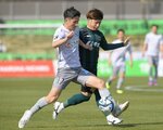 開幕戦で先発出場を飾り、好機を演出したユース出身の東條（１７）＝相模原ギオンスタジアム