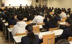 全国共通テストに臨む受験生。東京２３区の大学のデジタル人材枠増員で、地方の人材流出の加速が懸念される＝１月１４日、鳥取市の鳥取大