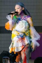 　「東京レインボープライド２０２４」のステージで歌うちゃんみな＝東京都渋谷区