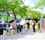 江尾十七夜の会場を見学する学生ら＝２日、江府町江尾