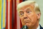 　１８日、米ホワイトハウスの大統領執務室で、記者団に話すトランプ大統領（ＡＰ＝共同）