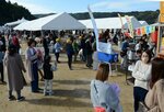 多くの店と来場者でにぎわう青谷かみじち史跡公園内の「にぎわい交流広場」＝２３日、鳥取市青谷町露谷