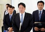 　記者団の取材に応じる自民党の小野寺政調会長＝９日午後、群馬県太田市