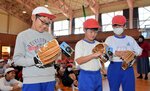 大谷選手から贈られたグラブをうれしそうに眺める児童