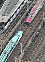 　連結が外れ、ＪＲ西日暮里駅付近に停車した東北新幹線の「はやぶさ・こまち２１号」＝３月、東京都荒川区