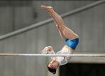　女子個人総合　杉原愛子の段違い平行棒＝東京体育館