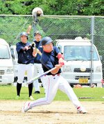 【気合十分】狙いを定めて気合のスイング（ソフトボール・広井山村広場）