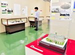 初披露となる旧市役所の模型など市の歴史を伝える資料が並ぶ会場