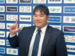 　契約更改交渉を終え、ポーズをとる西武・中村剛＝５日、埼玉県所沢市
