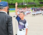 選手宣誓する岩美北スポーツ少年団の浜野空音主将＝岩美球場