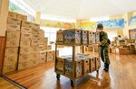 避難所となっている小学校で、飲料水を運ぶ自衛隊員＝９日午前、石川県七尾市