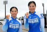 女子２０００メートル個人追い抜きで入賞した（左から）北中成実と田中輝＝函館競輪場