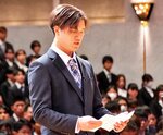大学生活への意気込みを述べる耳田さん＝６日、鳥取市のとりぎん文化会館