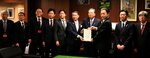 斉藤国土交通相（右から４人目）に要望書を手渡す平井知事（同５人目）ら＝１５日、東京都千代田区の国交省