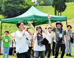 香美町香住区出身の「ＤＪひじき」さん（手前）のアップテンポなパフォーマンスに盛り上がる来場者＝１日、香美町村岡区大笹のハチ北高原スキー場
