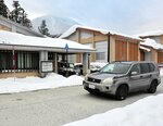 ３人のうち２人を乗せて大山寺駐在所に到着した車両＝２６日、大山町大山