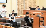 模擬裁判に挑戦する学生ら＝２３日、鳥取地裁