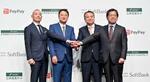 　記念写真に納まる（左から）ペイペイの中山一郎社長、ソフトバンクの宮川潤一社長、三井住友フィナンシャルグループの中島達社長、三井住友カードの大西幸彦社長＝１５日午後、東京都千代田区