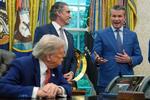 　トランプ大統領（手前）らとホワイトハウスの執務室で話すヘグセス米国防長官（右）＝２３日、ワシントン（ＡＰ＝共同）